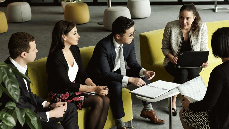 Photo of PSP Investments’ employees meeting on a sofa